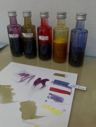 Dnes začíná #inktober a první várka inkoustů je připravena k testování! 🫟 #inkpaint #inkart #handmadeink #prirodnibarvy...